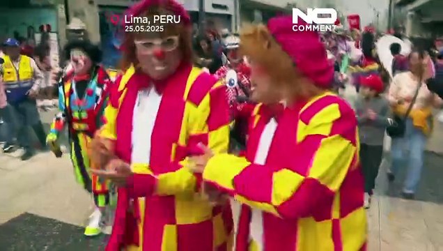 NO COMMENT: Narices rojas y zapatos grandes llenan las calles de Lima por el Día del Payaso