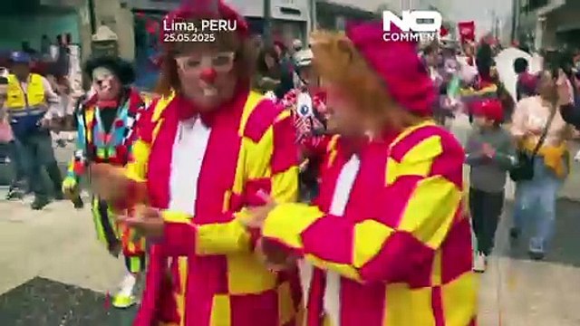 مراسم خیابانی با دماغ‌های قرمز و کفش‌های بزرگ؛ جشن روز دلقک‌ها در پرو برگزار شد