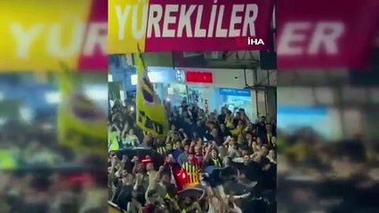 Fenerbahçe taraftarı, Galatasaray bayraklarına saldırdı