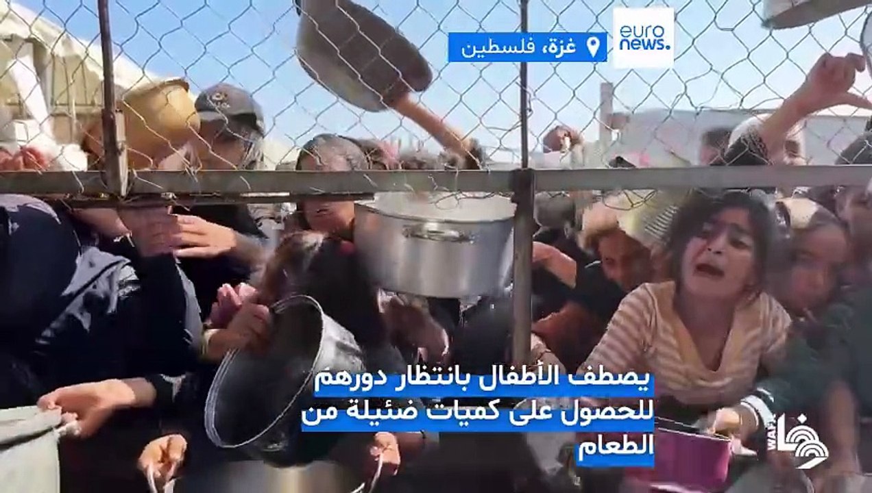الجوع ينهش أطفال غزة: طوابير لا تنتهي وأيادٍ صغيرة تمتدّ بحثًا عن كسرة خبز