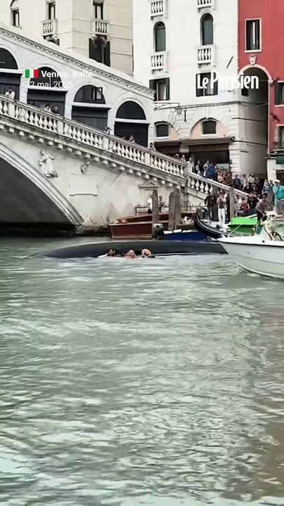 Une gondole se renverse à Venise, les touristes tombent dans l'eau