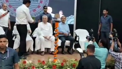 सीएम नीतीश की अजीब हरकत, अपर मुख्य सचिव एस सिद्धार्थ के माथे पर गमला रख दिया