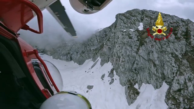 BERGAMO - ELICOTTERO VIGILI DEL FUOCO SALVA ESCURSIONISTA SULLA PRESOLANA (23.05.25)