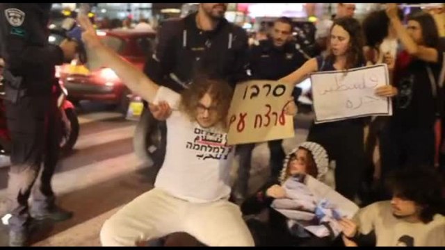 Scontri con la polizia a Tel Aviv a manifestazione contro la guerra