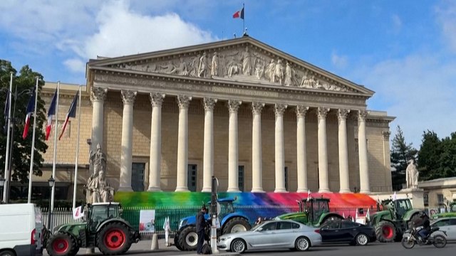 Colère des agriculteurs : des tracteurs devant l’Assemblée nationale