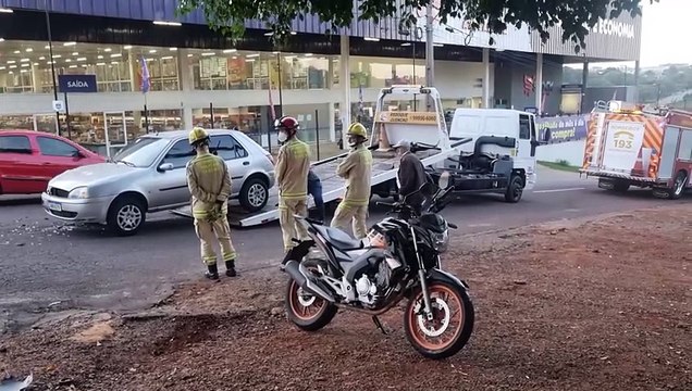 Motociclista fica ferido após acidente de trânsito com Ford Fiesta no Cascavel Velho