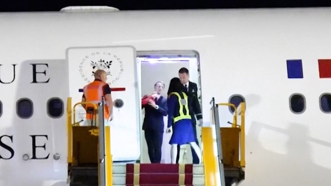 Gifle ou « chamaillerie » ? Le couple Macron fait polémique à son arrivée au Viêt Nam