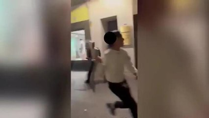 Bolzano, risse in centro: pugni, calci e finte sciabole (il video)