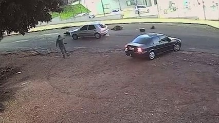 Vídeo mostra colisão entre carro e moto às margens da BR-277