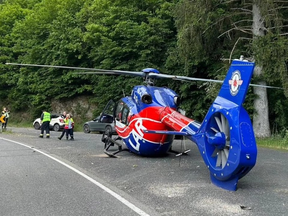 Baum erwischt: hubschrauber bei harter landung geschrottet