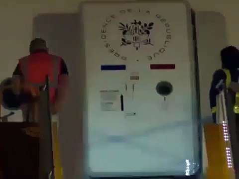 صفع مدوية من زوجة الرئيس الفرنسي ايمانويل ماكرون على وجهه