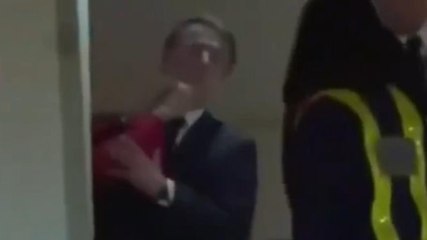 Macron, la moglie lo schiaffeggia: lui reagisce così