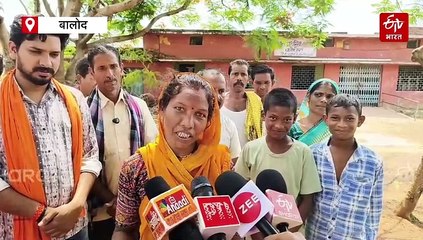 दो कमरे में 5 कक्षाएं, भवन भी जर्जर, पालकों ने खोला मोर्चा