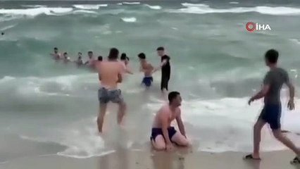 Arkadaşlarıyla denize girdi, geri dönemedi