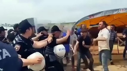 Ankara'da denetime izin vermeyen kurban satıcıları polise saldırdı