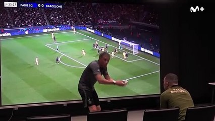 Luis Enrique dando la charla