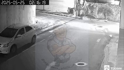 Carro em alta velocidade atinge muro na Praia do Flamengo