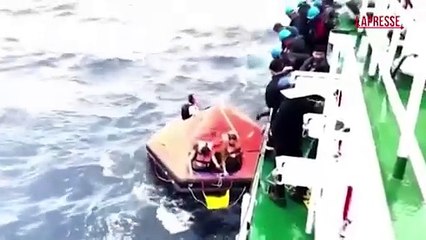 Nave con carico pericoloso naufraga a largo Kerala: stato di allerta