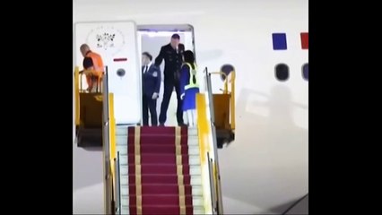 Vídeo mostra Macron levando um tapa da primeira-dama da França em avião