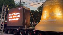 Sino gigante de 55 toneladas sai de SP com destino a Goiás, após missa em Catedral de Santos; VÍDEO