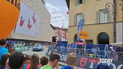 video arrivo carovana del giro d'Italia a pisa 2025