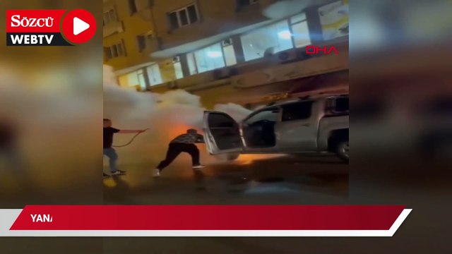 Yanan hafif ticari araca hortumla su tutarak müdahale ettiler