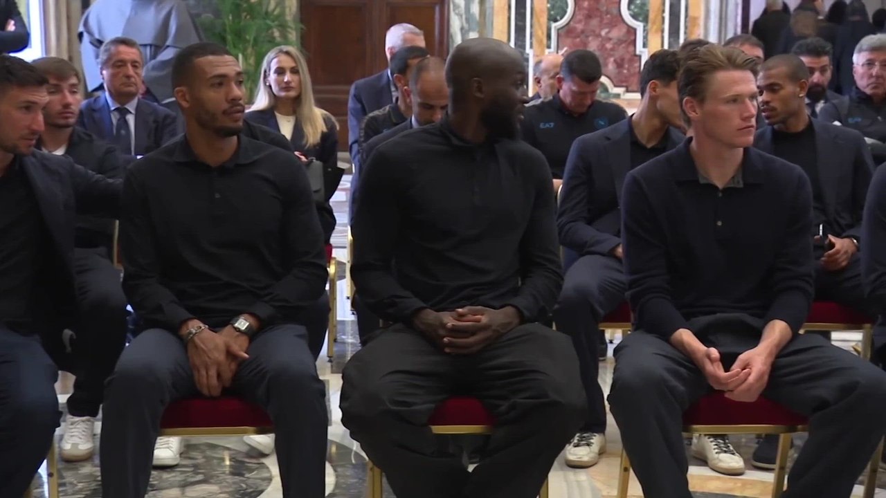 Il PAPA incontra i GIOCATORI e i DIRIGENTI del NAPOLI dopo la storica vittoria dello SCUDETTO