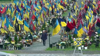 NO COMMENT: La guerra deja su huella y dolor en las tumbas de Leópolis