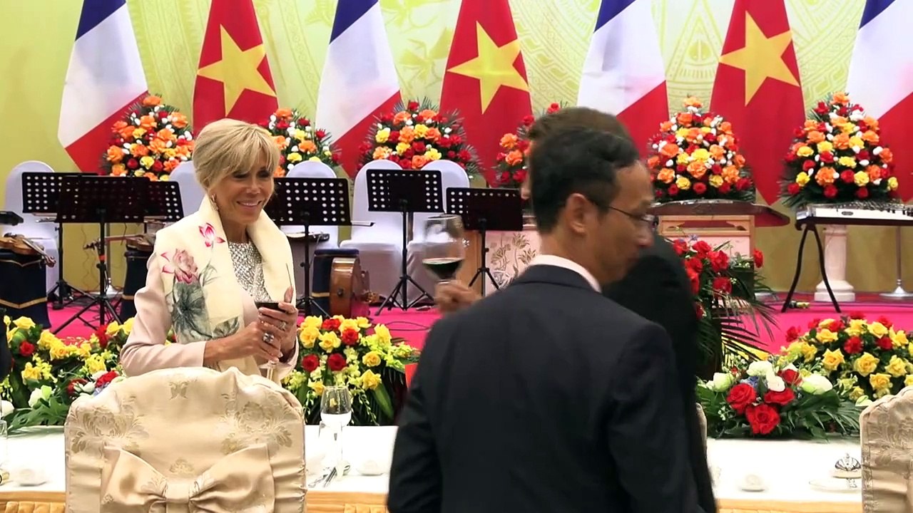 Video mit brüsker Geste: Macron weist Gerüchte um Ehekrise zurück