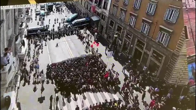 I manifestanti provano a sfondare il cordone delle forze dell'ordine durante la protesta contro il ddl Sicurezza a Roma