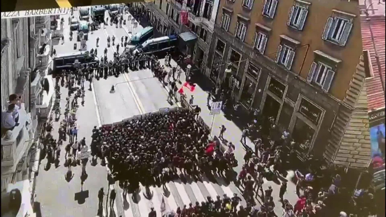 I manifestanti provano a sfondare il cordone delle forze dell'ordine durante la protesta contro il ddl Sicurezza a Roma