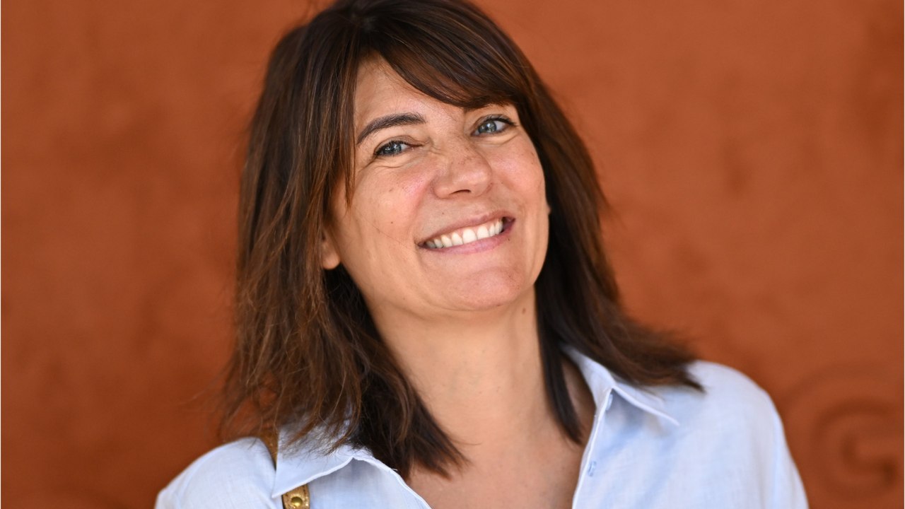 GALA VIDEO - Estelle Denis complice à Roland-Garros avec Merlin, le fils qu’elle a eu avec Raymond Domenech : c’est son portrait craché ! (1)