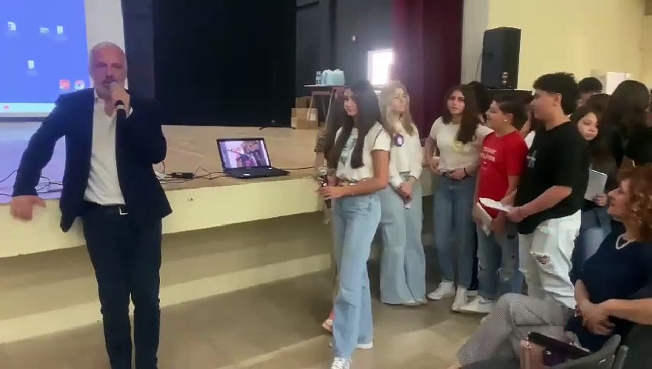 Il direttore del Giornale di Sicilia Marco Romano con gli studenti del plesso di Siculiana dell'Istituto comprensivo statale Giuseppe Garibaldi di Realmonte