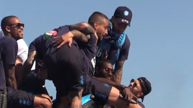 Spinazzola quasi cade dal pullman! Giocatori del Napoli scatenati