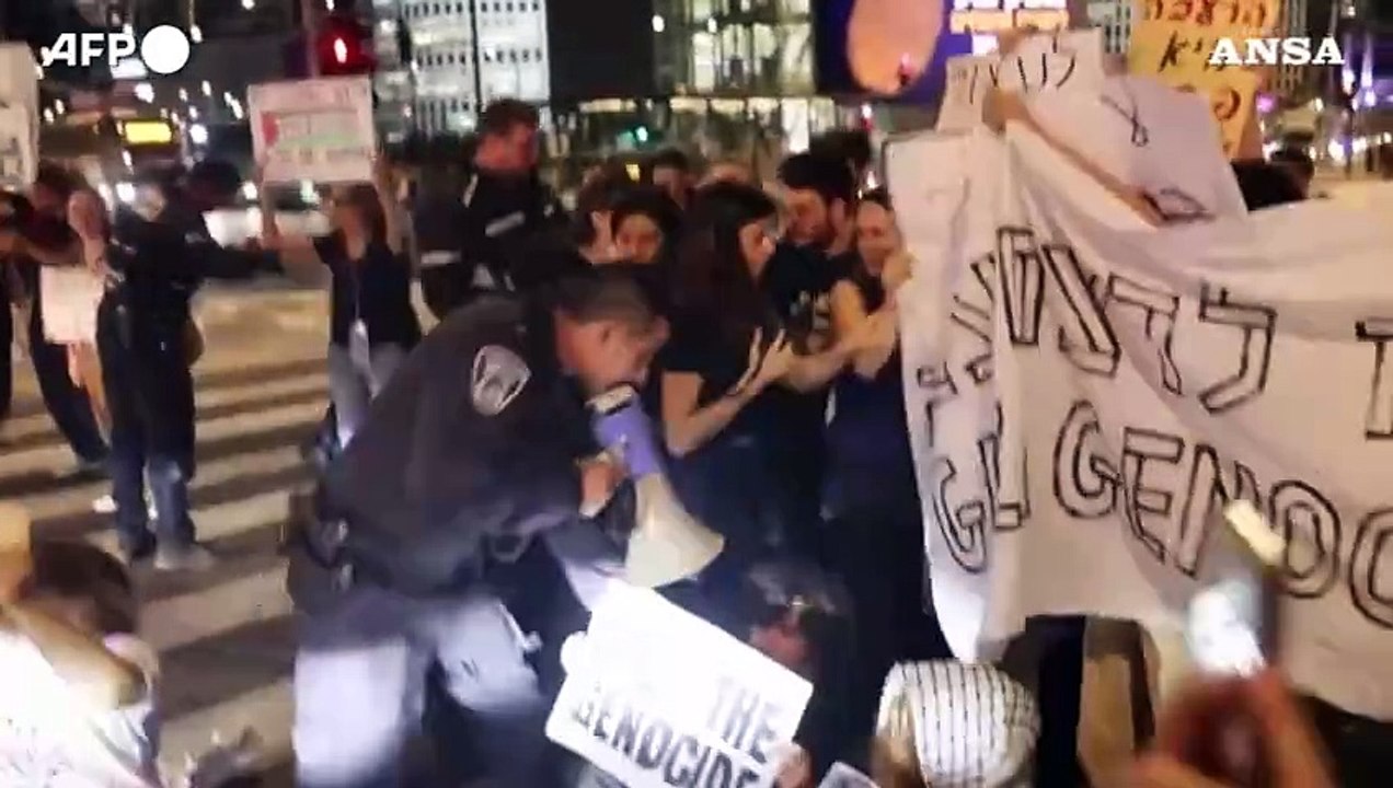 Israele, tensione con gli agenti alla protesta contro la guerra a Gaza