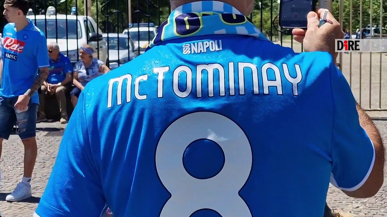 Napoli - CALCIO. MC TOMINAY VINCE SFIDA MAGLIE, SUO NOME SPICCA SU SPALLE TIFOSI (26.05.25)