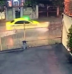 Tampa de bueiro solta e faz táxi ‘voar’; motorista perde a visão