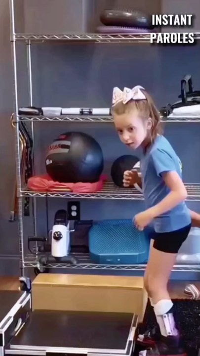 Cette petite fille atteinte de paralysie parvient à monter toutes les marches ce jour-là