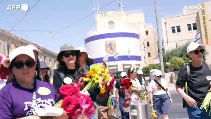 Jerusalem Day, attivisti israeliani distribuiscono fiori anche ai palestinesi