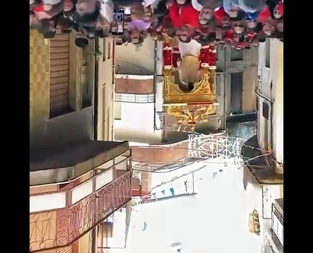 Limina, paura alla processione di San Filippo: la pesante vara si inclina, tre giovani feriti