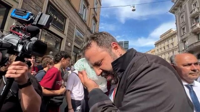 Luca Blasi ferito durante gli scontri tra manifestanti e polizia a Roma: «Mi hanno massacrato»