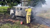Incêndio destrói veículo e por pouco não atinge mata na PR-580, em Umuarama
