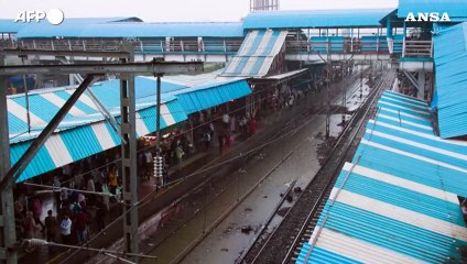 India, monsone in anticipo: piogge torrenziali e disagi a Mumbai