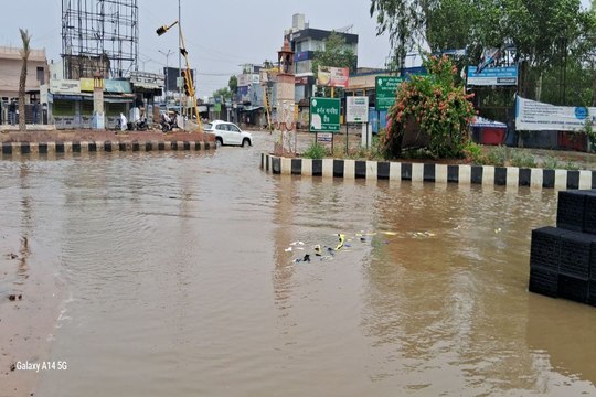 हरियाणा ने मलबा डालकर रोके नाले, धारूहेड़ा तिराहे पर भरा .... वीडियो में देखें बदहाल स्थिती
