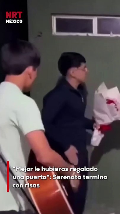 Un joven llegó con toda la ilusión a darle una serenata a la cumpleañera, pero al abrir la puerta… ¡se le vino encima! El inesperado momento terminó entre risas (y un pequeño susto). En redes ya piden que el próximo regalo sea una bisagra nueva.