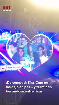 La Kiss Cam hizo de las suyas: tras varias tomas, un par de amigos terminaron cediendo entre risas y se dieron un beso, desatando aplausos y carcajadas en el público. ¡Pura amistad sin miedo al qué dirán! 💯💋
