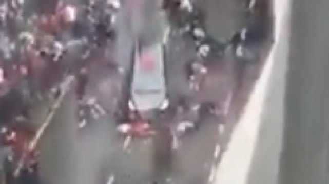 Terrore a Liverpool: auto sulla folla durante la parata della squadra