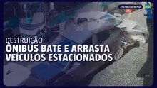 Vídeo: ônibus bate em motos e arrasta carros no Centro de Uberlândia