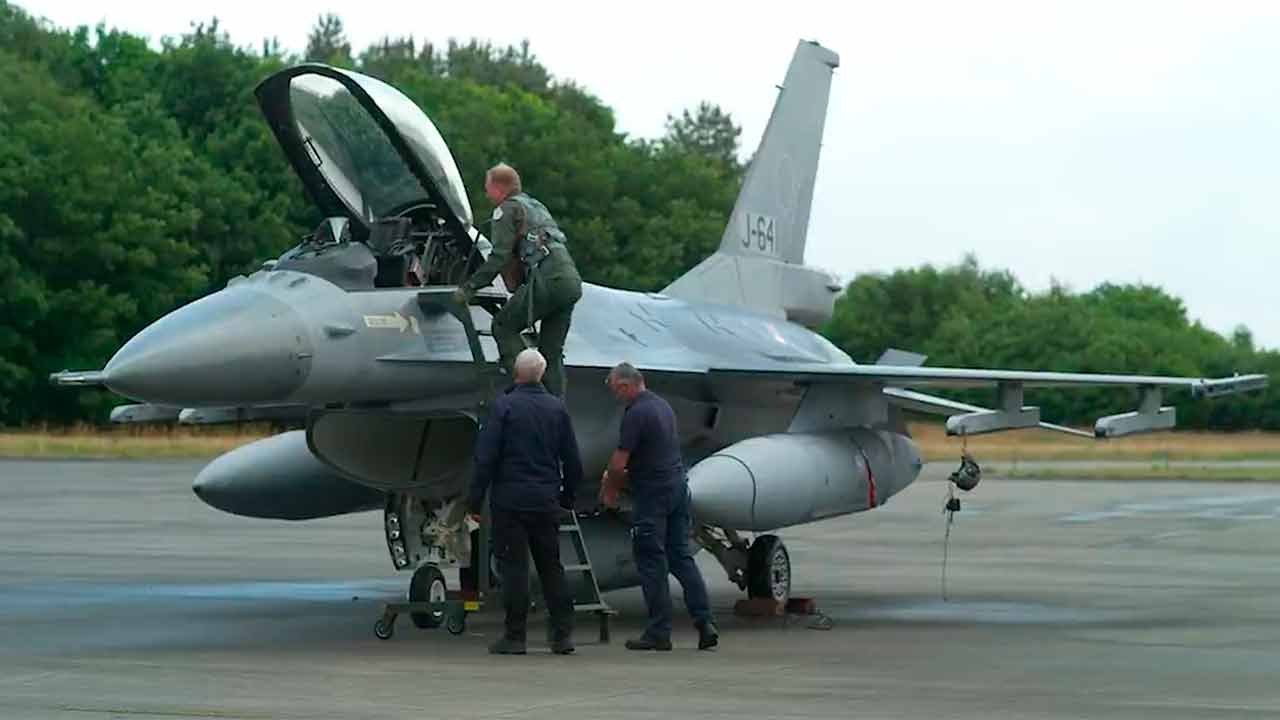 Video: Gli ultimi caccia F-16 olandesi partono per l'Ucraina