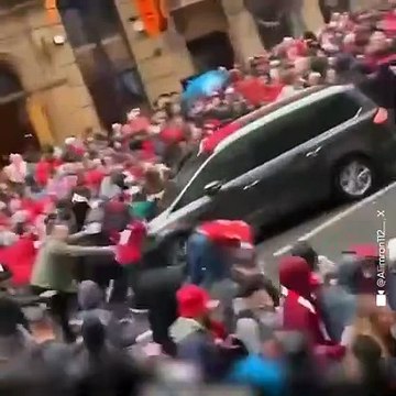 Liverpool'da bir araç geçit töreni sırasında kalabalığın arasına daldı